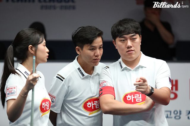 벤치타임아웃에서 상의하는 리더 김준태(오른쪽)와 응우옌프엉린, 박정현.