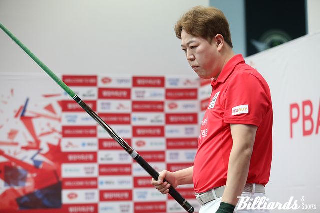 3세트에서 승리한 SK렌터카의 강동궁.