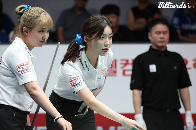 2세트 여자단식을 승리하며 1-1 동점을 만든 황민지-정수빈.