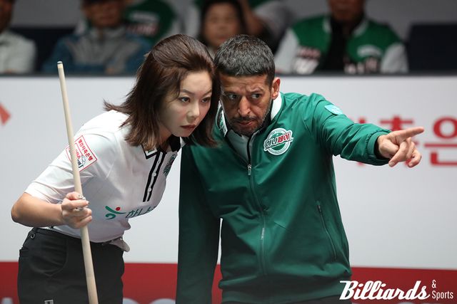 6세트 여자단식 중 머리를 맞대고 고민에 빠진 하나카드의 김가영과 무라트 나지 초클루.