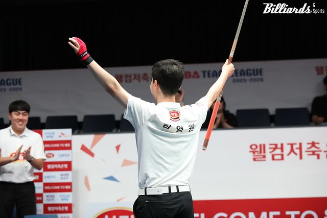 하림이 PBA 팀리그 7일 차 경기에서 웰컴저축은행을 4-3으로 꺾고 3연패를 탈출했다. 사진은 7세트에서 승리 후 두 팔을 벌리고 환호하는 김영원(하림).&nbsp; 사진=고양/이용휘 기자