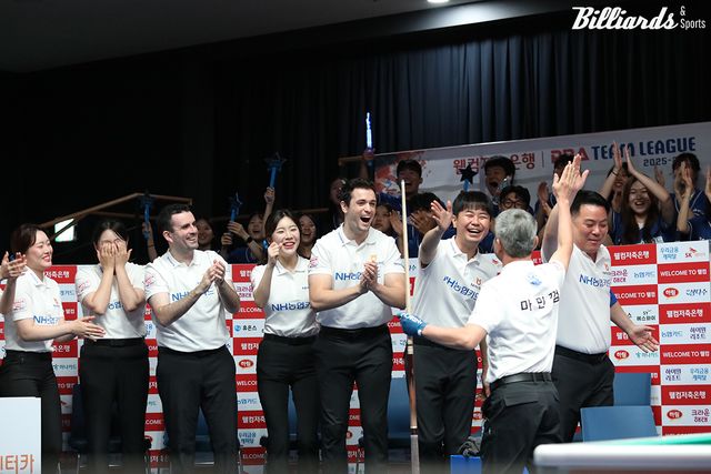 7세트 남자단식을 승리한 마민껌(NH농협카드)과 하이파이브를 하는 NH농협카드 선수들.