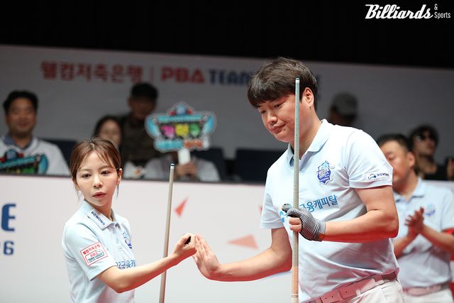 4세트 혼합복식에서 승리하며 2-2를 만든 우리금융캐피탈 김민영-강민구.