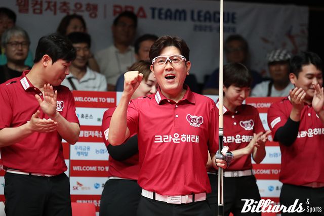 5세트 남자단식에서 승리한 크라운해태의 주장 김재근