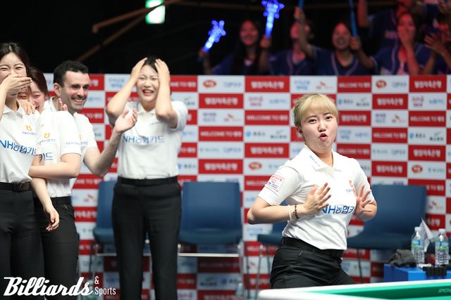 몸을 사리지 않는 황민지와 웃음이 터진 NH농협카드 동료들.&nbsp;