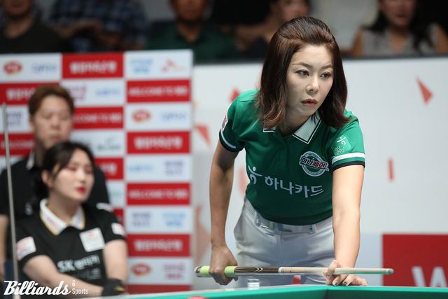 2세트에서 혼자 8점을 치며 활약한 김가영(하나카드).