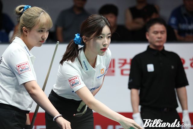 신중하게 2세트 경기를 풀어가고 있는 정수빈과 황민지.