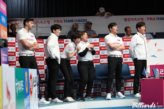 크라운해태가 29일 열린 프로당구 PBA 팀리그 1라운드 8일 차 경기에서 우리금융캐피탈에 3-1에서 3-4로 역전패해 우승 경쟁에서 탈락했다. 사진은 7세트 단직전을 지켜보는 크라운해태 벤치.&nbsp; 사진=고양/이용휘 기자