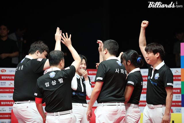 승리 후 화이팅을 외치는 우리금융캐피탈.