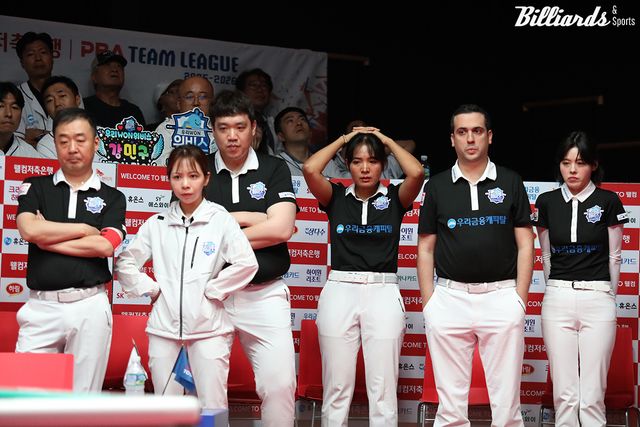 마지막 7세트 승부를 모두 일어나서 지켜보는 우리금융캐피탈 벤치.