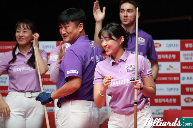 혼합복식에서 승리를 거둔 전지우와 이충복.