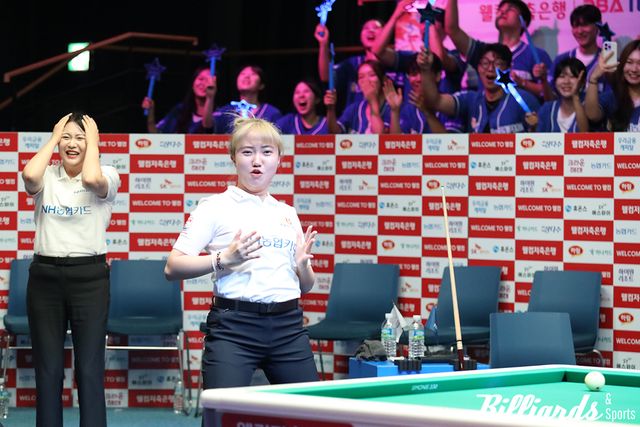 무아지경 춤에 빠진 황민지와 머리를 감싸 쥔 김민아, 그리고 환호하는 관중석.&nbsp;