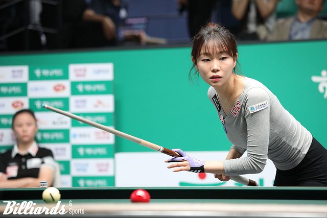 응우옌호앙옌니와 32강 승부를 벌이고 있는 김보라.