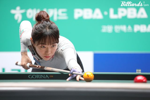 8강에서 히다와 대결하는 김보라. 16강에서 김보라는 애버리지 1.355로 서지연에게 3-1로 승리했다.