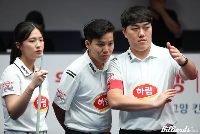 이번 경기 5세트 이후 후반부 단식전을 싹쓸이한 박정현, 응우옌프엉린, 김준태(왼쪽부터).