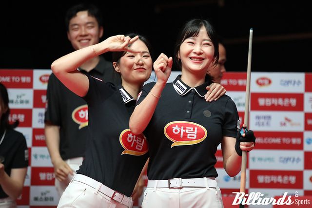 2세트에서 승리한 하림의 박정현과 김상아. 하림은 이날 NH농협카드를 세트스코어 4-0으로 꺾었다.