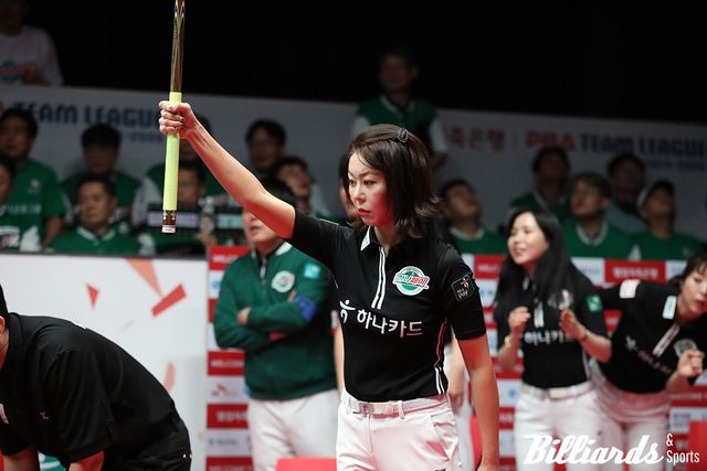김가영이 마지막 샷의 득점을 확신하며 팔을 번쩍 들어올렸다.