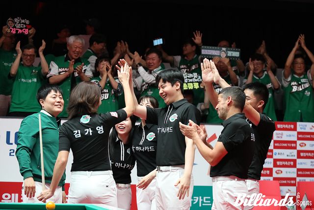 6세트 승리 후 기쁨을 나누는 하나카드 선수들.