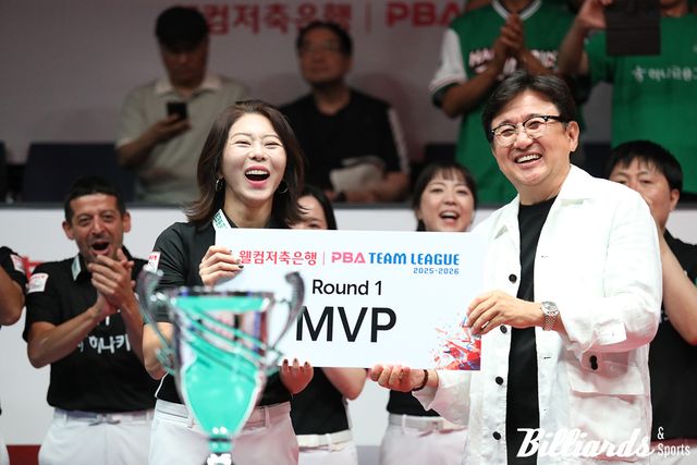 1라운드 MVP에 선정된 김가영(하나카드)