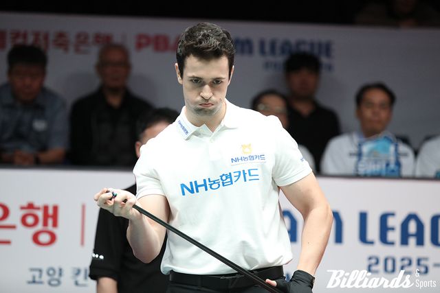 1세트 남자복식에서 안토니오 몬테스와 스페인 듀오로 활약한 이반 마요르(NH농협카드).