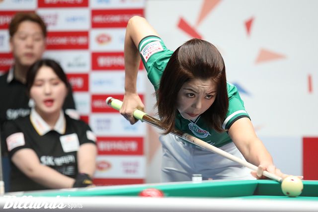 하나카드가 SK렌터카를 꺾고 단독 1위에 올랐다. 2세트에 출전한 김가영이 SK렌터카의 강지은-히다 오리에와 대결하고 있다. 사진=고양/이용휘 기자