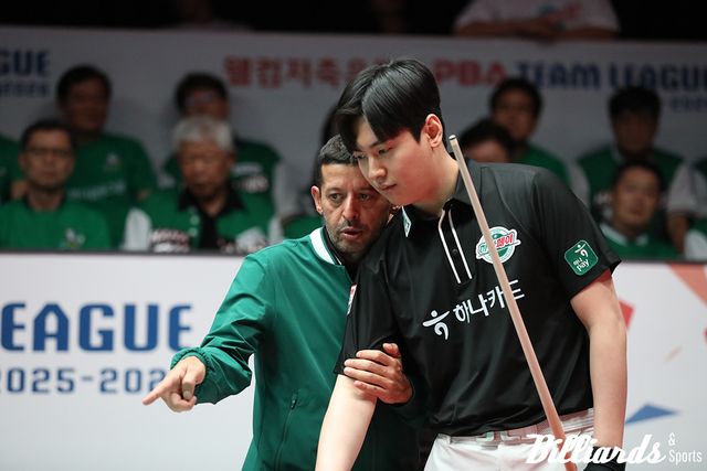 5세트에 출전한 신정주(하나카드)가 벤치타임아웃을 부르고 초클루의 조언을 듣고 있다.