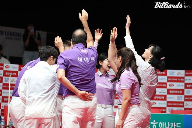 승리 후 화이팅을 외치는 하이원리조트 선수들.