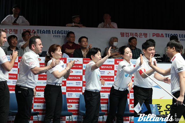 3세트 승리를 거둔 주장 최성원과 담담히 축하하는 휴온스 선수들.