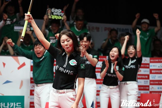 PBA 팀리그 1라운드 우승샷을 친 김가영과 뒤에서 환호하는 하나카드 선수들. 사진=고양/이용휘 기자