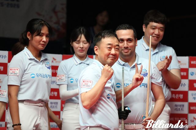 1세트 승리를 거둔 우리금융캐피탈의 엄상필-다비드 사파타.