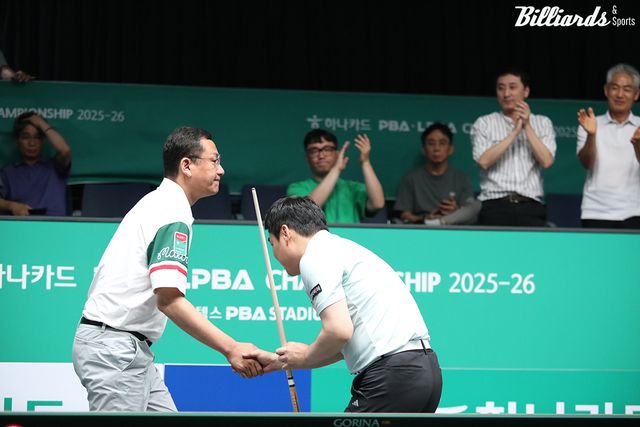 경기 후 악수를 나누는 김영섭(왼쪽)과 이상대.