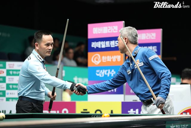 16강 경기에 앞서 악수를 나누는 쩐득민(왼쪽)과 마민껌.