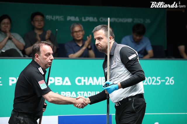 경기 후 악수를 나누는 산체스(왼쪽)와 체네트.