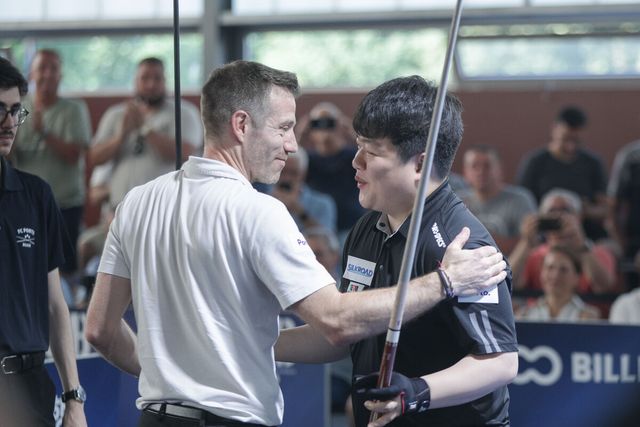 결승전이 끝나자 조명우와 뷰리가 인사를 나누고 있다.