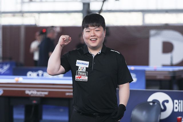 멕스와의 8강전에서 승리한 조명우가 카메라를 향해 포즈를 취하고 있다.