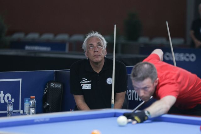 뷰리의 마지막 50점째 공격을 차마 보지 못하는 마르코 자네티(이탈리아).