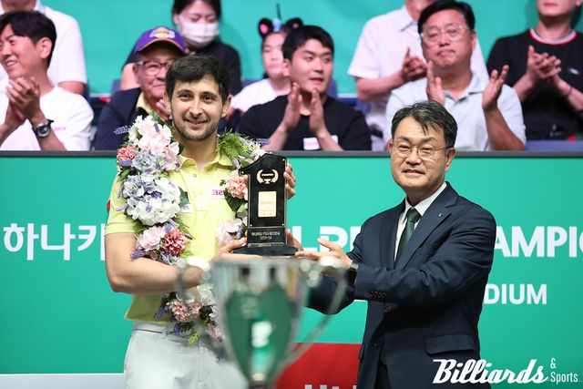 하나카드 성영수 대표가 다비드 마르티네스에게 순금 하나카드가 들어있는 우승 트로피를 전달하고 있다.