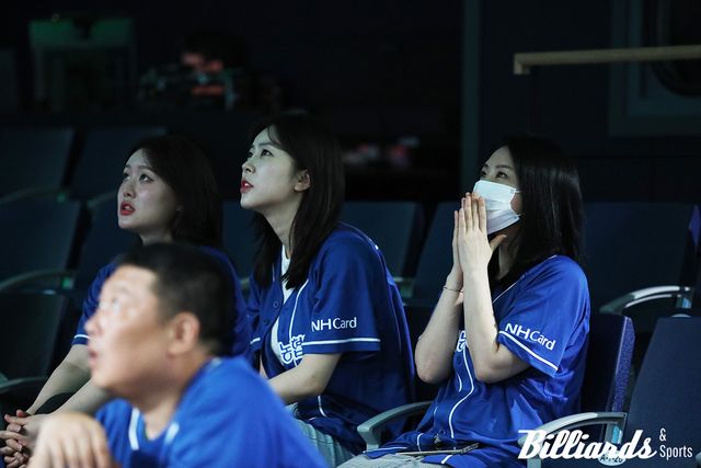 주장 조재호를 응원하고 있는 김보미(왼쪽)와 정수빈(가운데). 사진=고양/이용휘 기자