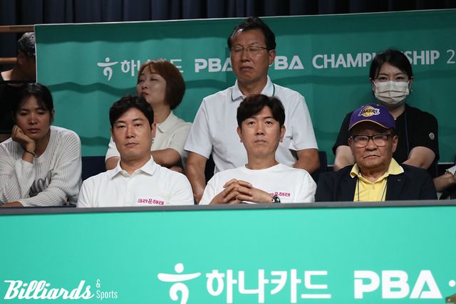 크라운해태의 신입 선수 노병찬이 주장 김재근과 나란히 앉아 다비드 마르티네스의 경기를 지켜보고 있다. 사진=고양/이용휘 기자