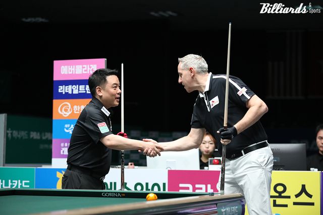 경기 시작 전 악수를 나누는 조재호와 레펀스.