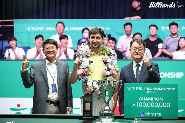 왼쪽부터 PBA 김영진 전무이사, 우승 마르티네스, 하나카드 성영수 대표이사.