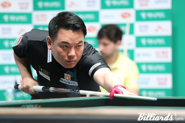 다비드 마르티네스와 결승전에서 마지막 승부를 벌이고 있는 조재호.