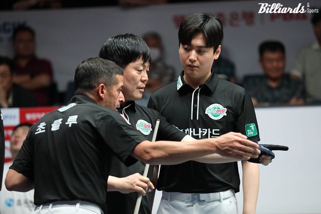 벤치타임아웃에서 의견을 나누는 리더 김병호(가운데)와 신정주, 무라트 나지 초클루(튀르키예).