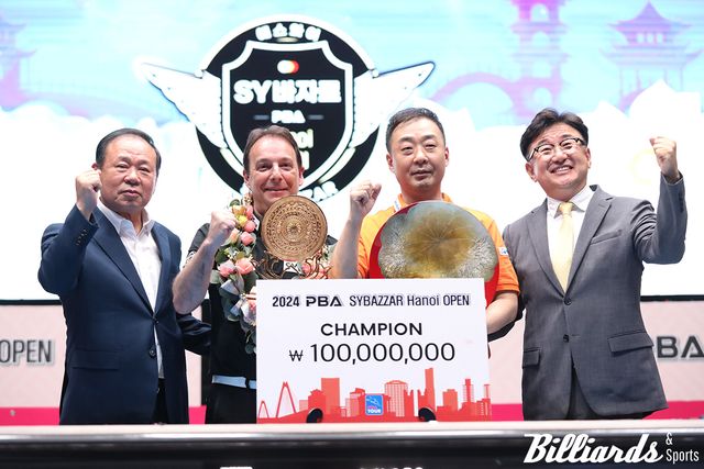 왼쪽부터 프로당구 PBA 첫 해외 투어인 '2024 PBA-LPBA 에스와이 바자르 하노이 오픈'의 타이틀 스폰서 에스와이의 홍성균 부회장과 우승을 자치한 다니엘 산체스, 준우승자 엄상필, 그리고 PBA 장상진 부총재.