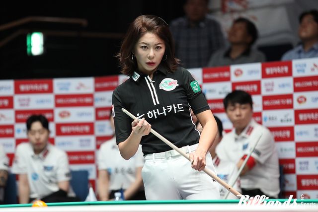 12세트에서 연속 승리하며 팀 우승에 기여한 김가영(하나카드). 사진=이용휘 기자