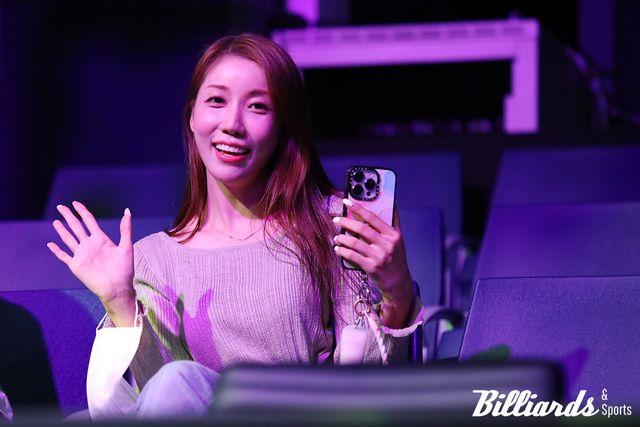 카메라를 향해 반갑게 인사하는 두리.&nbsp;