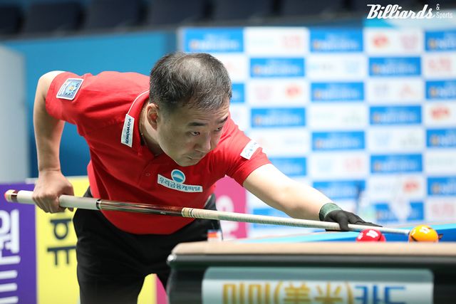 엄상필(우리금융캐피탈)은 다비드 사파타(우리금융캐피탈)를 3-0으로 꺾고 8강에 진출했다.