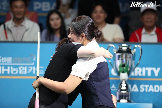 경기 후 포옹하는 스롱과 김민아.