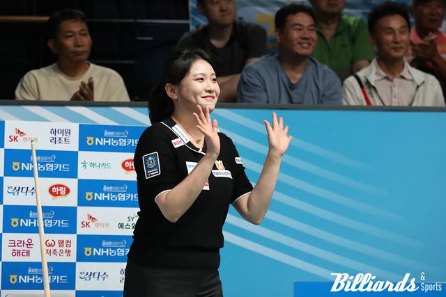 밝은 미소로 인사하는 김민아. 사진=고양/이용휘 기자