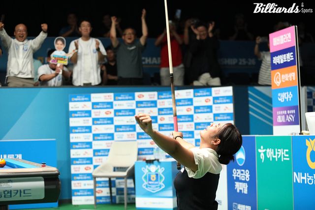 우승이 확정되는 순간 자리에 주저 앉아 기뻐하는 스롱.